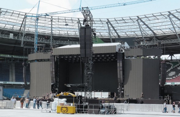 Udo Lindenberg Stadion Tour 2015: Das Line-Array in der Mitte ist das von der Bühne aus gesehen erste Delay links.