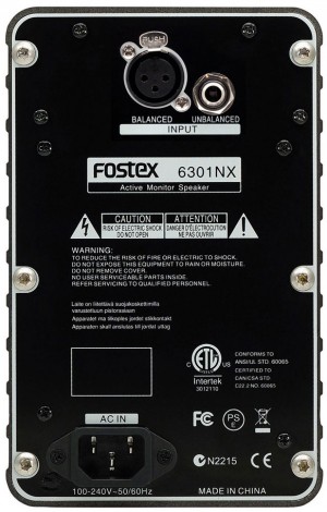 Die Rückseite des Fostex 6301NX mit den Inputs und Stromversorgung.